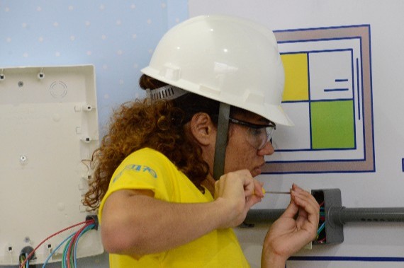Aluna do SENAI em Eletrotécnica